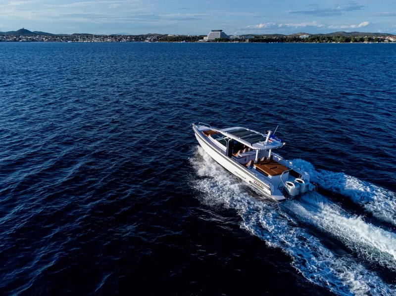 Vodice dnevni najam broda Axopar Sun Top 37