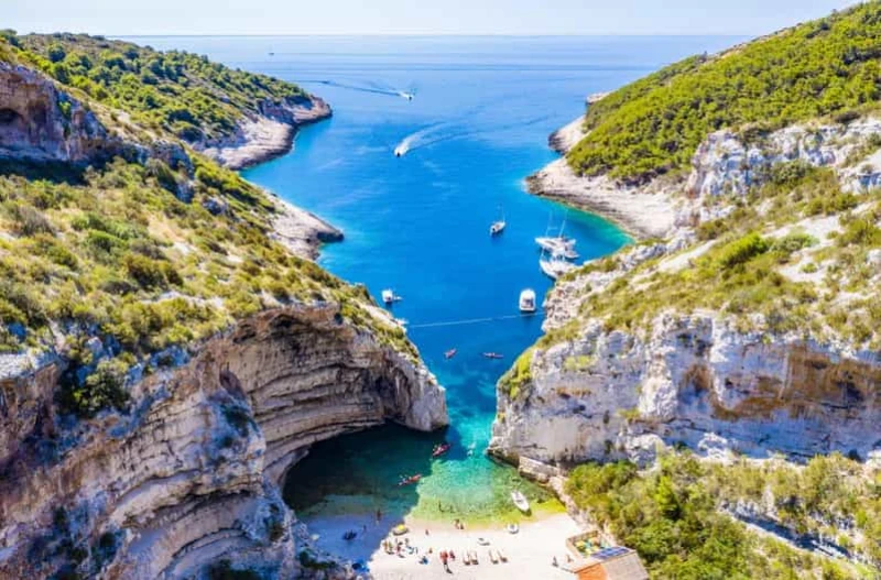 Iz Trogira i Splita: Modra špilja i 5 otoka - cjelodnevni privatni izlet