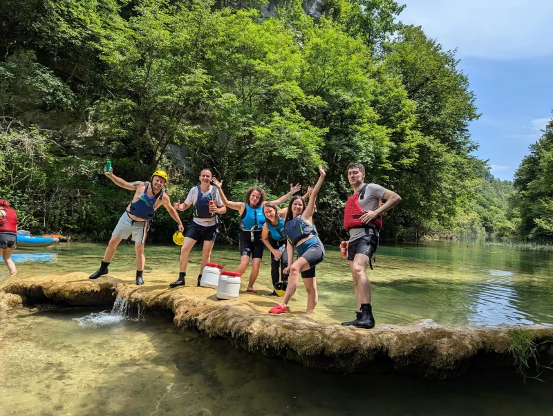 Rafting i kajak tura na rijeci Mrežnici – avantura u Hrvatskoj
