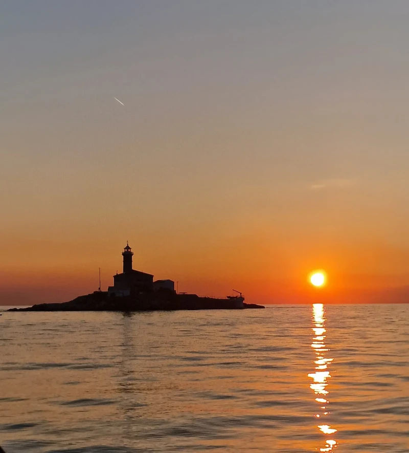 Zajednički izlet s dupinima i zalaskom sunca u Rovinju s pićem