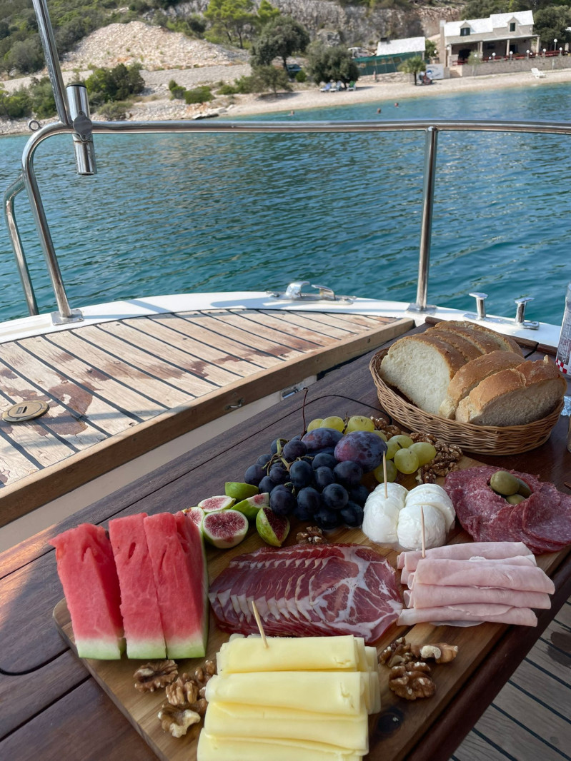 Split/Omiš/Makarska: Full or half day boat tour with "Cvita"